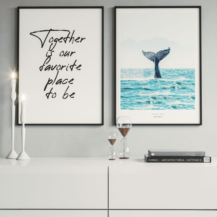 Typografie- und Walposters über weißem Sideboard