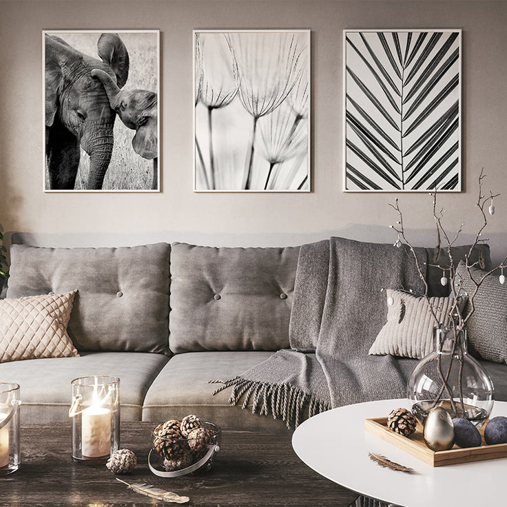 Wunderschöne Galeriewand in einem gemütlichen Wohnzimmer mit Weihnachtsstimmung